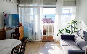 Novouredeni Stan S Balkonom I Pogledom Na More